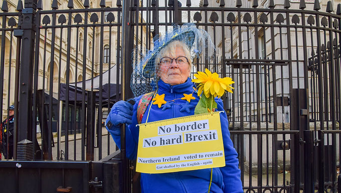 La UE amenaza con una guerra comercial total contra el Reino Unido después de que Liz Truss reescriba el acuerdo Brexit para proteger el proceso de paz de Irlanda del Norte