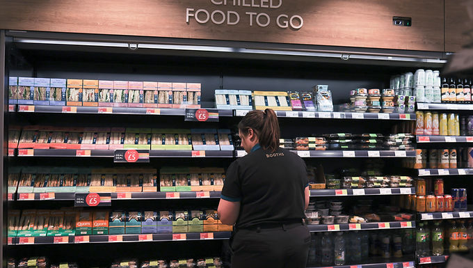 La inflación de los precios de los comestibles cae por quinto mes consecutivo al 12,7% y los precios de productos básicos como la leche y el aceite de girasol caen, pero los compradores con problemas de liquidez aún enfrentan precios más altos por los huevos, los dulces y las patatas fritas congeladas.