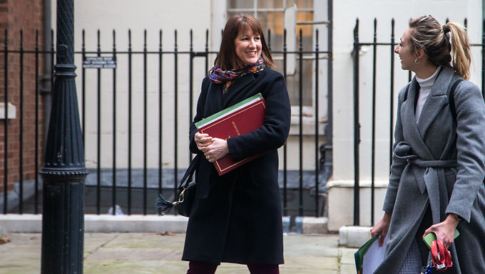 Rachel Reeves les dice a los departamentos de Whitehall que se prepare para una congelación de presupuesto bajo planes de gasto de 'efectivo plano'