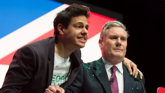 El Partido Laborista está en crisis cuando 23 concejales dimiten por la postura de Keir Starmer sobre Israel; se dice que los parlamentarios le piden que aclare su posición
