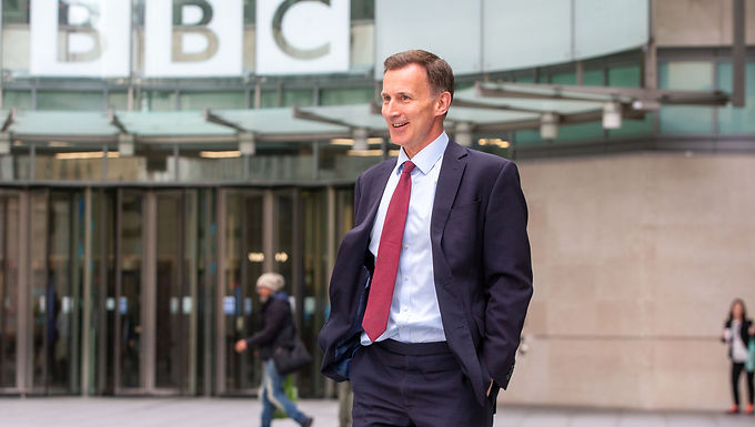 Las víctimas del escándalo de sangre infectada recibirán un paquete de compensación de £ 10 mil millones, mientras Jeremy Hunt dice que el enorme pago honrará la promesa hecha al elector moribundo.