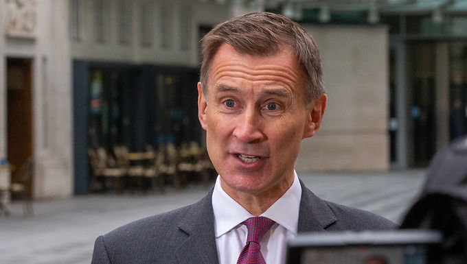 Jeremy Hunt elogia las cifras que muestran que el mercado laboral desafía la desaceleración económica, pero los salarios siguen cayendo un 4,1 % anual frente a la inflación vertiginosa y las enfermedades prolongadas han alcanzado un nuevo récord