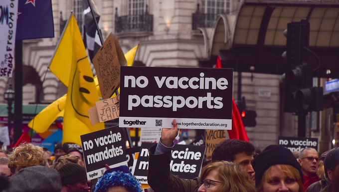 Los ministros advierten que el plan de pasaportes de Covid podría expandirse más allá de los clubes nocturnos a pubs y cafés en Inglaterra, ya que Nicola Sturgeon afirma que podrían ser la única forma de evitar un nuevo bloqueo este invierno