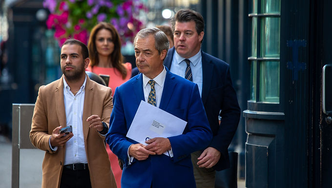 Nigel Farage afirma que alrededor de 10 parlamentarios conservadores podrían abandonar el barco y unirse a una nueva "insurgencia" de centro derecha, mientras el ex líder del UKIP predice que "es el fin de Boris Johnson en el Partido Conservador".