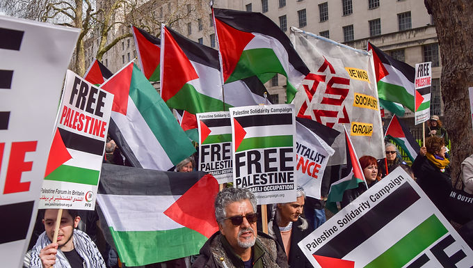 El Gobierno británico da instrucciones para que la policía considere una ofensa criminal ondear una bandera palestina