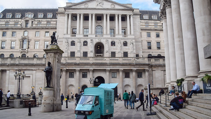 El Tesoro recibe £ 10 MIL MILLONES adicionales debido a la decisión del Banco de Inglaterra... pero TODAVÍA se espera que Rachel Reeves siga adelante con el recorte de los pagos de combustible en invierno.