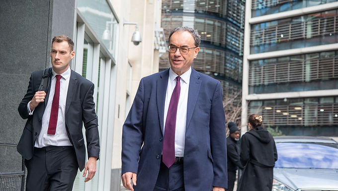 El jefe del Banco de Inglaterra, Andrew Bailey, pide moderación salarial... y luego otorga a su personal un aumento salarial que reducirá la inflación, incluso después de que su principal economista diga que Gran Bretaña debe aceptar que todos somos más pobres tras la crisis energética.