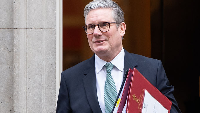 Starmer anuncia una drástica reforma del sector público para recortar el gasto