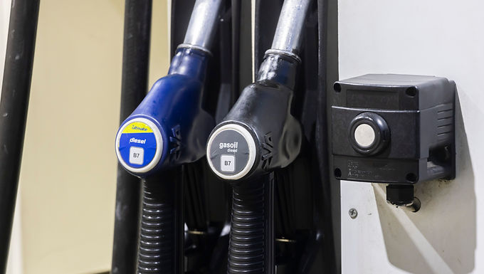 Los precios del combustible 'caen como una pluma' a pesar del recorte de impuestos de Rishi Sunak