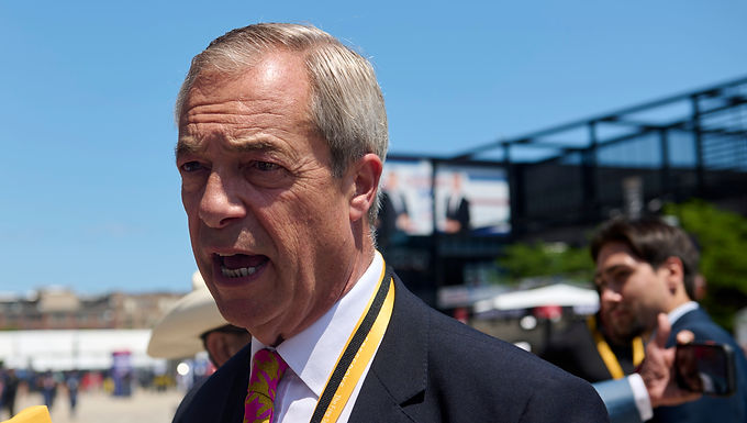 Nigel Farage busca sacar provecho del 'terremoto juvenil' de la Generación Z después de alardear del 'dominio' de Reform en las redes sociales en las elecciones.
