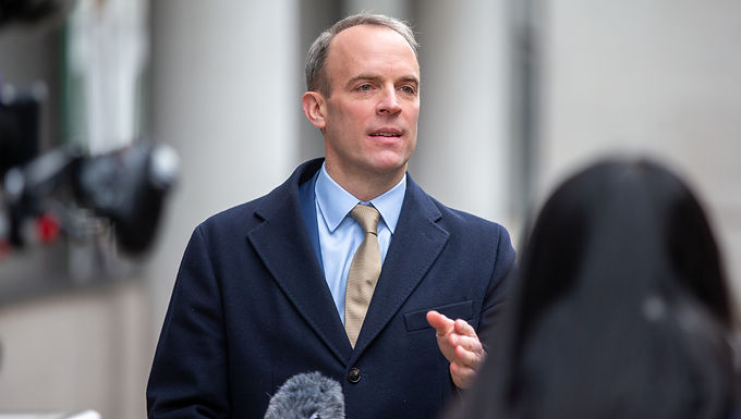 Boris Johnson insiste en que "absolutamente" tiene plena confianza en Dominic Raab después de que el secretario de Relaciones Exteriores dijera que tenía razón al delegar la llamada afgana al ministro subalterno mientras estaba de vacaciones en Creta.
