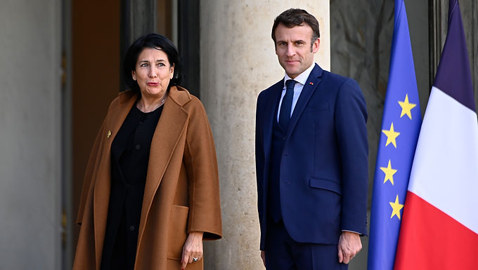 Emmanuel Macron reprende a Liz Truss por "perder la orientación" después de que el favorito del liderazgo Tory dijera "el jurado está deliberando" sobre el presidente francés