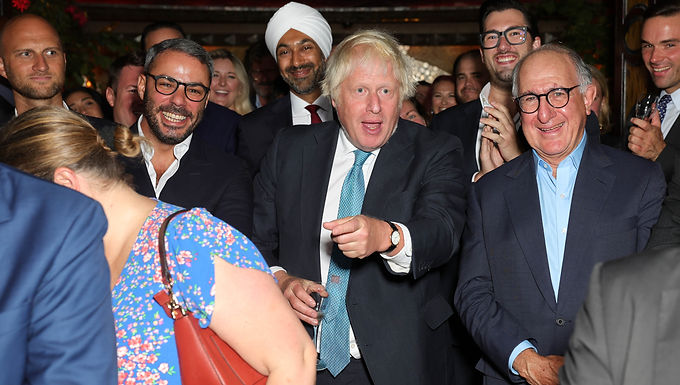 Los invitados sonríen al llegar al lanzamiento del libro Unleashed de Boris Johnson, que fue serializado exclusivamente por Mail.