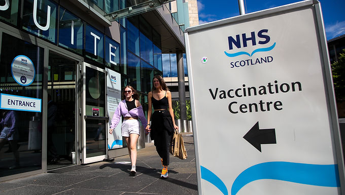 Escocia es ahora el hombre enfermo de Europa: seis fideicomisos de salud al norte de la frontera se encuentran entre las 10 regiones más afectadas por Covid del continente, mientras Nicola Sturgeon enfrenta la presión de reducir a la mitad el tiempo entre las dosis de la vacuna
