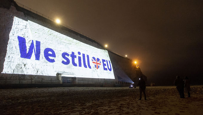 Las batallas del Brexit están de vuelta. Y no sorprende que la más importante sea la de Irlanda del Norte, el tema que presentó más dificultades durante las negociaciones sobre el Brexit.  Supuestamente, esta cuestión se resolvió con un protocolo acordado en 2020, que evita una frontera entre la República de Irlanda e Irlanda del Norte.  De esta forma, Irlanda del Norte se mantenía en el mercado único de la Unión Europea, así como en la unión aduanera, a pesar de que Gran Bretaña quedó fuera de ambos. 

Sin embargo, esta solución implica controles fronterizos y aduaneros en el Mar de Irlanda muy inconvenientes para Gran Bretaña. Por ello, el pasado mes de julio, el gobierno británico propuso una revisión radical que prescindiría de casi todos ellos.

El 13 de octubre, la Comisión Europea ofreció un compromiso para mantener el protocolo pero recortando los controles, especialmente para las carnes refrigeradas y los medicamentos. También propuso eliminar los controles de los productos claramente destinados a su consumo en Irlanda del Norte. La Comisión afirma que esto acabaría con la mitad de los controles actuales. Sin embargo, Lord Frost, el negociador ante la UE enviado por Boris Johnson, se adelantó a esta oferta un día antes y retiró su demanda de una reescritura completa del protocolo. Este nuevo planteamiento ponía su énfasis en eliminar el papel del Tribunal de Justicia de las Comunidades Europeas (TCE) en su vigilancia.

El protocolo fue fundamental para el acuerdo del Brexit, que Johnson presentó a los votantes en diciembre de 2019 como un triunfo, ya que, de facto, el Reino Unido se mantendría en una unión aduanera con la UE. Johnson dijo que su acuerdo le dio a Irlanda del Norte lo mejor de ambos mundos. Pero Lord Frost dice ahora que el protocolo fue aceptado en un momento de debilidad y ha resultado insostenible. La sospecha en la UE es que el gobierno británico actuó de mala fe porque aceptó el protocolo sin intención de aplicarlo.  Esta idea ha sido confirmada esta semana por Dominic Cummings, el entonces jefe de gabinete de Johnson.
