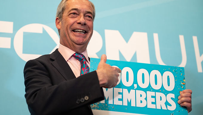 Richard Madeley y Nigel Farage chocan en un acalorado debate en GMB sobre la afirmación del ex líder del UKIP de que "un número creciente" de jóvenes musulmanes no suscriben los valores británicos