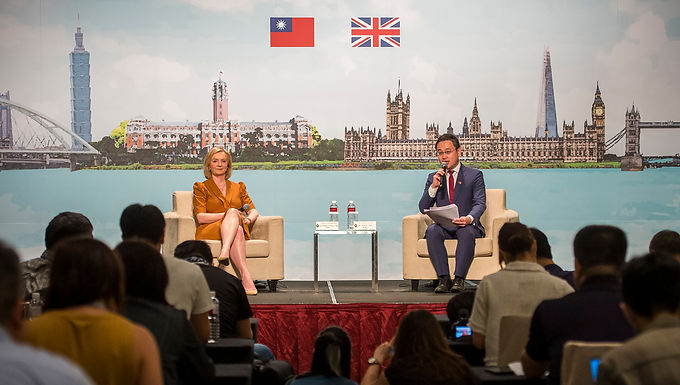 Truss insta a Occidente a reducir la dependencia de China mientras Beijing critica la visita a Taiwán