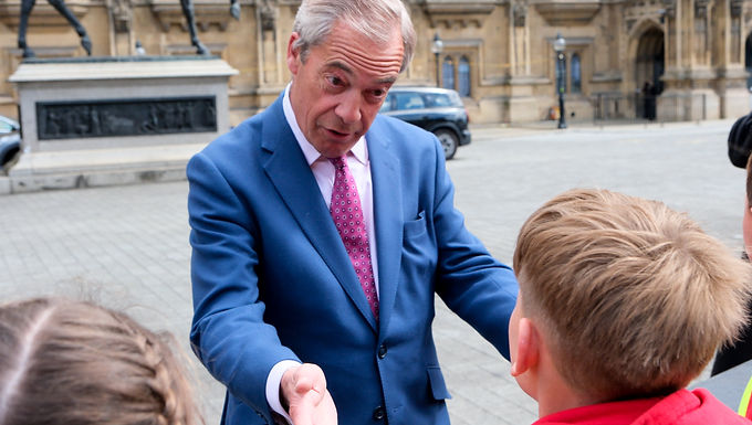 Starmer y Farage en "carrera frenética" sobre los beneficios infantiles, dice Badenoch