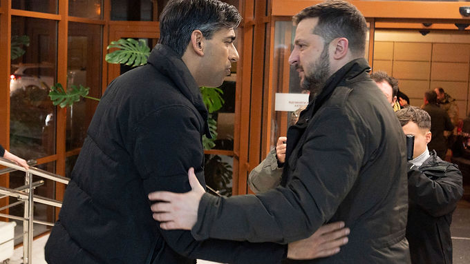 Rishi Sunak recibe la Orden de la Libertad de Zelensky durante su visita a Kiev