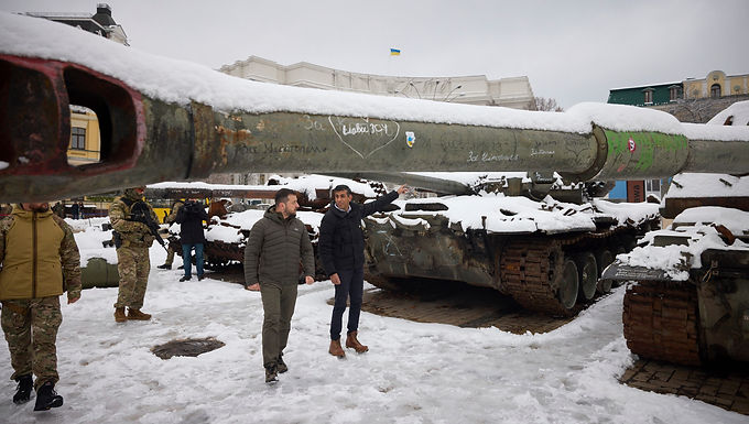 Rishi Sunak promete más ayuda militar para la lucha de Ucrania contra Rusia en las próximas semanas en una nueva llamada con Zelensky mientras discuten formas de "acercar la victoria"