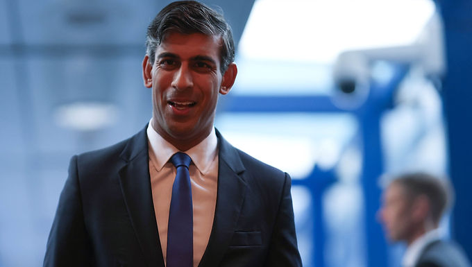 Rishi Sunak elogia el "nuevo momento económico" cuando la inflación cae a su nivel más bajo en dos años y los expertos predicen que las tasas de interés podrían recortarse CINCO veces este año