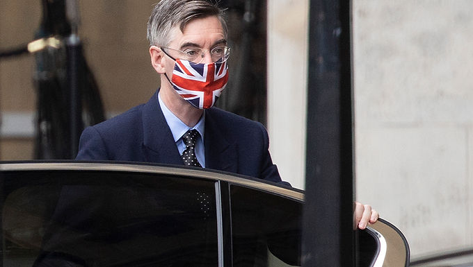 Los ministros del gabinete se unen para defender a Boris Johnson por su fracaso en despedir a Matt Hancock mientras Jacob Rees-Mogg dice que la lealtad es la "gran fuerza" del primer ministro y que los primeros ministros "lo hacen mejor" si no responden "todo el tiempo" a la "espuma política".