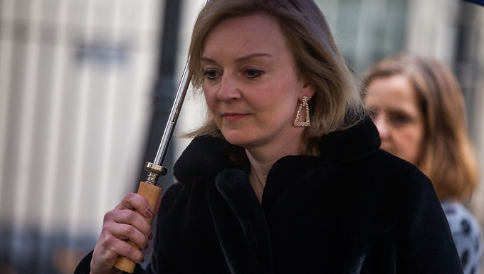 Liz Truss acusa a Rusia de un intento 'descarado' de 'fabricar pretextos para la invasión' cuando llega a Kiev condenando el ataque con proyectiles contra el jardín de infancia, mientras que el primer ministro advierte sobre más operaciones de 'bandera falsa' por venir