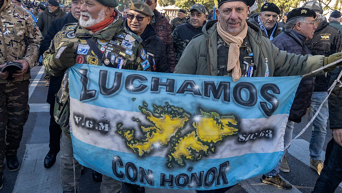 Argentina promete obtener la 'plena soberanía' sobre las Islas Malvinas después de la 'rendición' de las Islas Chagos a Mauricio por parte de Keir Starmer, mientras el ex Primer Ministro Johnson critica la decisión de devolver el archipiélago como 'políticamente correcta'