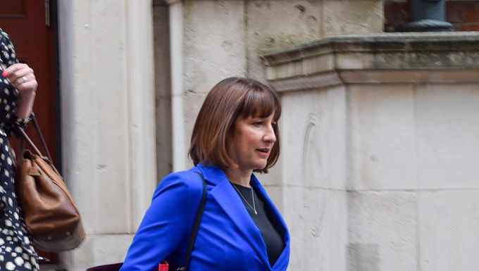 Rachel Reeves acusada de querer deshacer el Brexit "silenciosamente" mientras la canciller en la sombra habla de vínculos más estrechos con la UE para impulsar la economía