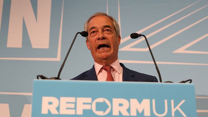 Nigel Farage apunta a los partidos dominantes del Reino Unido con fuertes ganancias en las elecciones locales