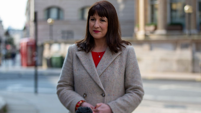 La canciller en la sombra, Rachel Reeves, dice que un gobierno laborista aumentaría el salario mínimo el 'primer día' para convertirlo en 'un salario digno genuino'