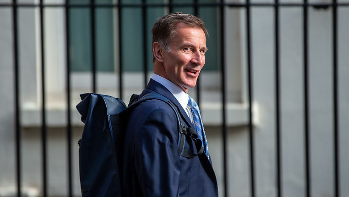 Jeremy Hunt establece una hoja de ruta para reducir los impuestos reformando el lento sector público de Gran Bretaña en busca de poner al país "en un camino sostenible hacia la reducción de impuestos".