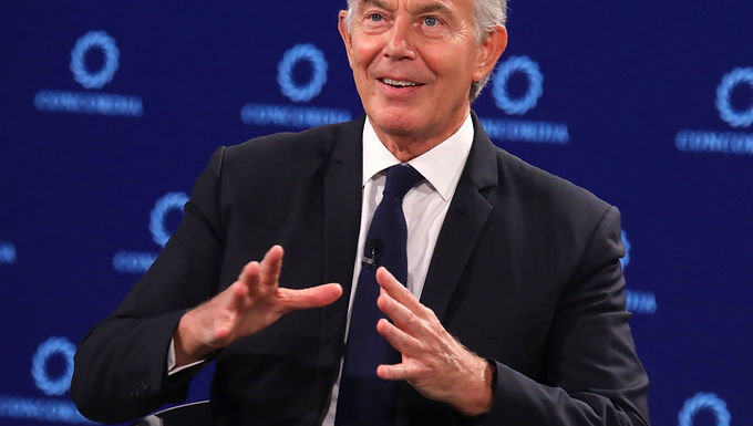Sir Keir Starmer dice que Boris Johnson no se ha "ganado el derecho" a un título de caballero cuando deja el cargo mientras el líder laborista defiende que Tony Blair obtenga el honor