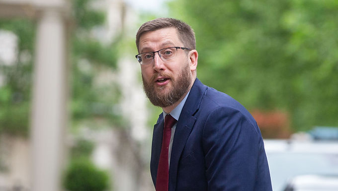 Keir Starmer 'quiere que una mujer' reemplace a Simon Case como secretario del gabinete mientras él lucha por contener las luchas internas sobre la asistente principal Sue Gray