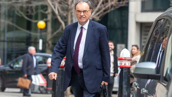 El gobernador del Banco de Inglaterra contradice las afirmaciones de la canciller Rachel Reeves de que el Partido Laborista ha heredado la economía más débil desde la Segunda Guerra Mundial y dice a los británicos que hay una "razón para ser optimistas".