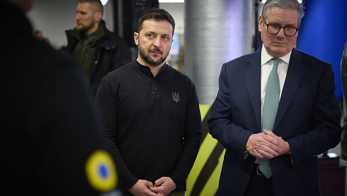 Rusia furiosa condena el pacto de seguridad de 100 años de Keir Starmer con Ucrania y llama la idea de las bases militares británicas en el país "preocupante"