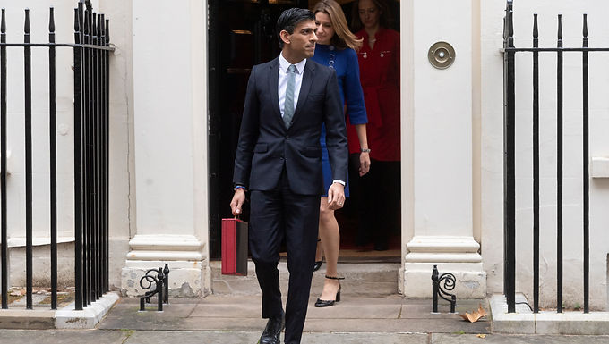 Rishi Sunak dice que el mercado laboral está 'prosperando' a medida que la tasa de desempleo cae al 4,1%, pero los salarios están cayendo en términos reales a medida que aumenta la inflación.