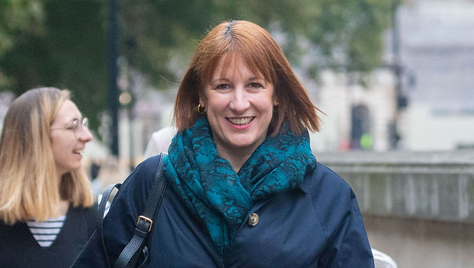 Rachel Reeves 'reescribirá las reglas fiscales en el Presupuesto para que el gobierno pueda pedir prestado otros £ 30 MIL MILLONES para proyectos', a pesar de que la deuda ya está en su punto más alto en 80 años.
