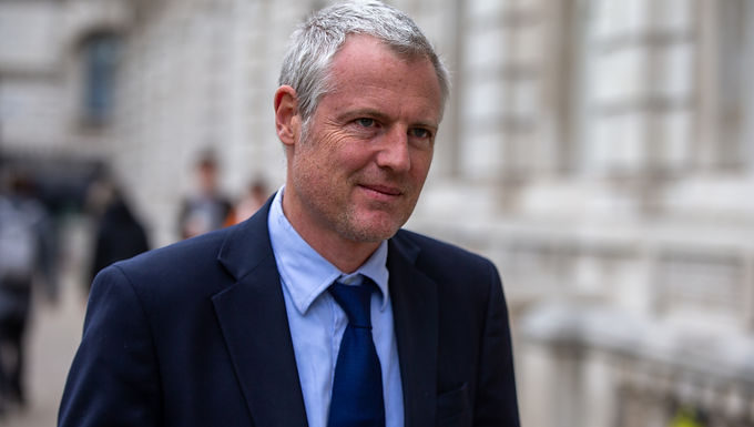 La guerra civil conservadora arde mientras el ministro dimisionario Zac Goldsmith y Rishi Sunak se enfrentan