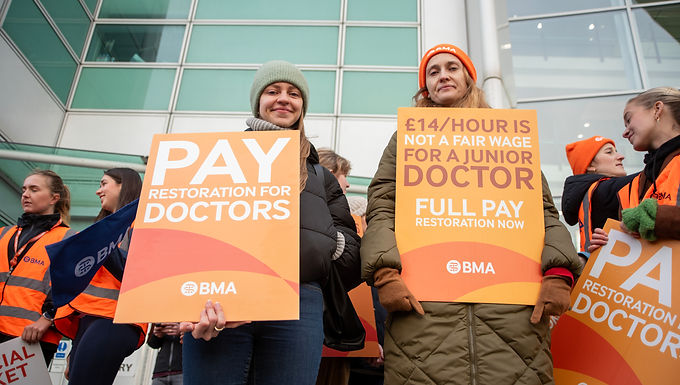 Rishi Sunak condena a los médicos jóvenes por realizar una 'huelga dañina' durante la Navidad, mientras los médicos se preparan para la huelga más larga en la historia del NHS
