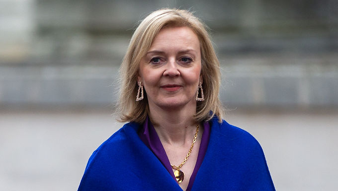Las luchas internas sobre impuestos conservadores se enfurecen cuando los aliados de Liz Truss elaboran un plan para recortes en el presupuesto de Jeremy Hunt