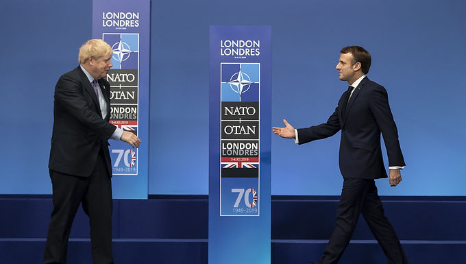 Macron, el amante abandonado... Boris Johnson se burla de 'Franglais' y parece comparar al presidente francés con una pareja romántica que se enteró de que la estaban dejando en el último minuto.