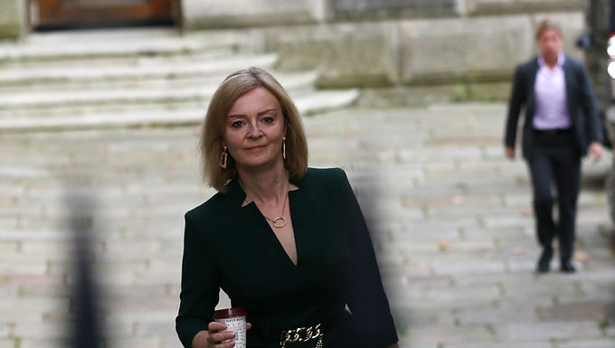 Liz Truss amenaza con romper el acuerdo de Ulster si la UE insiste en que los jueces del TJUE tengan la última palabra en las disputas comerciales