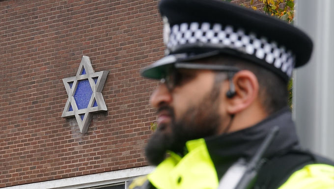 El atentado terrorista contra una sinagoga en Manchester y el reconocimiento del estado de Palestina ponen a Starmer en un aprieto