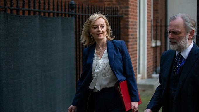 Liz Truss promete 'marcar el comienzo de una década de dinamismo' mientras el primer ministro defiende la hoguera de impuestos de £ 45 mil millones después de que el 'mini-presupuesto' desató el pánico financiero
