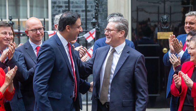 El triunfante Keir Starmer posa con sus parlamentarios escoceses en el número 10 y dice que quiere más alcaldes