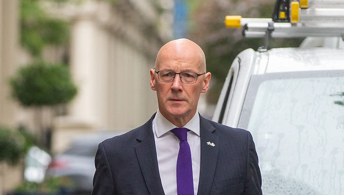 Starmer 'Entró en abrazos de Farage' con anuncio de inmigración - Swinney