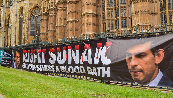 El canciller Rishi Sunak anuncia que el salario mínimo nacional aumentará de £ 8,91 a £ 9,50 por hora el próximo año, ya que el canciller enfrenta una reacción violenta por los planes 'injustos' para 'descongelar los salarios del sector público'