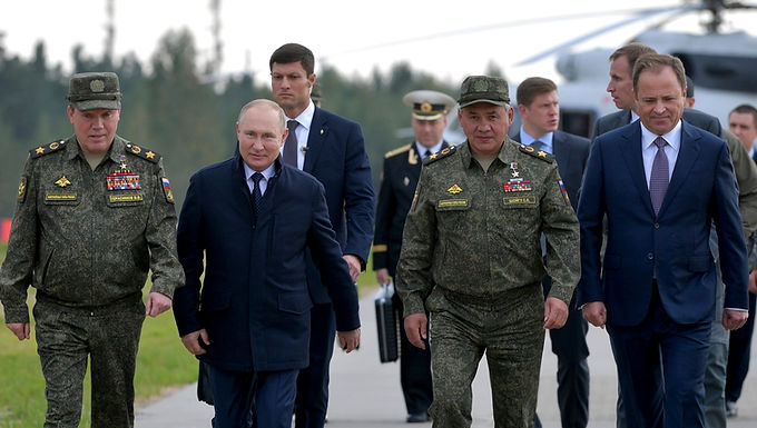 'Tienes que elegir entre la libertad de Ucrania o comprarle gasolina a Putin': Boris Johnson emite una advertencia a la UE sobre Rusia mientras acusa a Moscú y Bielorrusia de 'conspirar' para crear una crisis migratoria en la frontera polaca