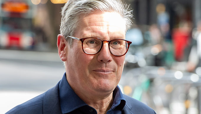 Los conservadores afirman que Keir Starmer podría imponer 18 aumentos de impuestos, después de que los grupos de expertos pusieran en duda el manifiesto.